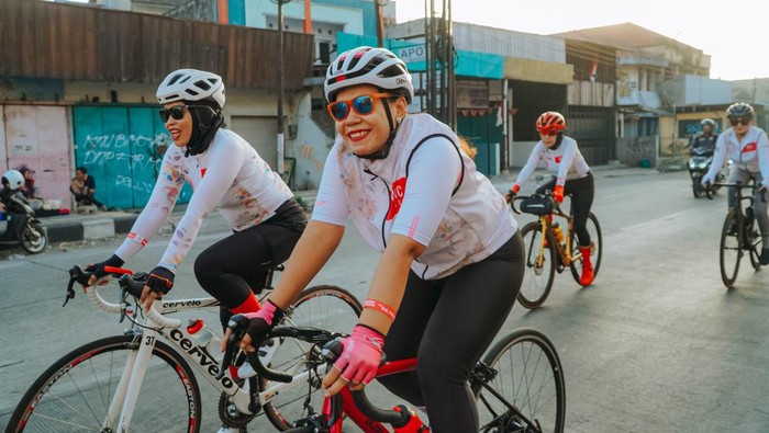 Solo Group Ride ke-11  GFNY Bali - IFG Life:  Jelajah Sejarah dan Budaya di Kota Ramah Sepeda 

Peserta  Gowes Group Ride Indonesia (GRI) ke-11,berlangsung di kota Solo Jawa Tengah Minggu (13/8/2023).  Solo memiliki budaya bersepeda yang bagus. Banyak warganya menjadikan sepeda sebagai kendaraan harian alternatif. Agenda Gowes Solo ini melewati  tempat tempat bersejarah  seperti  melewati daerah sekitar Pura Mangkunegaran, Keraton Surakarta Hadiningrat, Benteng Vastenburg, Pasar Klewer, Kampung Batik Laweyan dll. 

Seperti GRI sebelumnya, seluruh peserta GRI Solo ke-11 mendapatkan proteksi asuransi jiwa dan kecelakaan yaitu IFG LifeSAVER dari Asuransi IFG Life yang merupakan sponsor utama GFNY Bali 2023. 


Narahubung:
Gilang - 085888998050
GFNY : Gran Fondo New York
IFG : Indonesia Financial Group
GRI : Group Ride Indonesia
BUMN: Badan Usaha Milik Negara