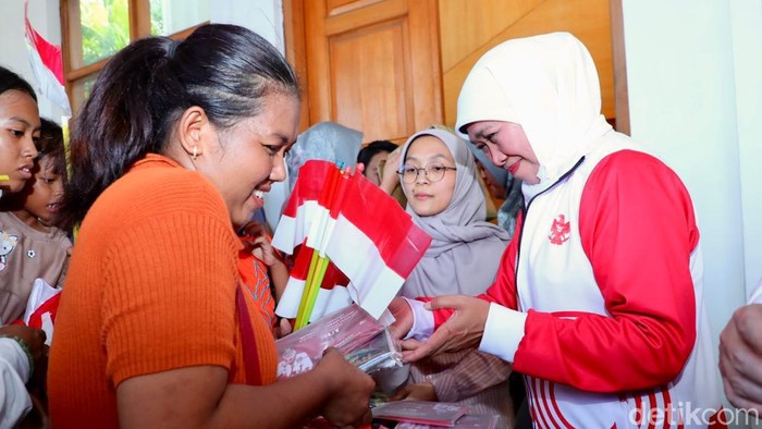Gubernur Jatim Khofifah saat membagikan bendera gratis kepada warga di halaman Gedung Negara Grahadi, Surabaya.
