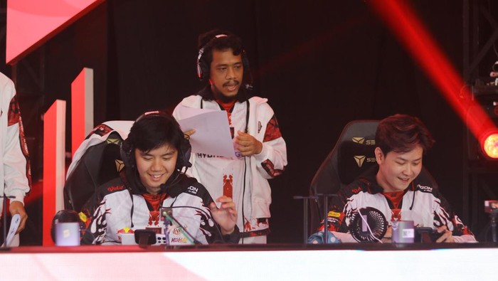 Hari terakhir di pekan keempat babak reguler season MPL ID S12 segera dimulai. Moonton menyisakan dua pertandingan hari ini. Ada laga antara Alter Ego vs Aura Fire dan Dewa United Esports vs RRQ.
