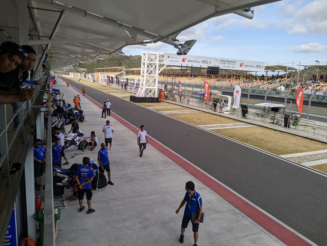 Suasana Sirkuit Mandalika pada final race kedua ARRC kelas Asia Superbike (ASB) 1000, hingga pukul 18.00 Wita di Sirkuit Mandalika, Minggu (13/8/2023).