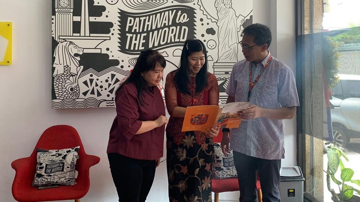 Jao Ken Foei, pendiri IQ Learning Centre, Yuvin Maharuddin, Head of Campus USGE PIK Campus, Adhirama G Tusin, Presiden Direktur USG Education dalam perayaan ulang tahun kampus USG Education di Pantai Indah Kapuk (USGE PIK Campus). Salah satu jalur yang bisa ditempuh untuk mendapatkan kampus bergengsi luar negeri yang menjadi idaman yakni jalur international pathway dari USG Education.