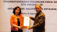 Dengan layanan ATM Bersama QR nantinya nasabah Bank SulutGo akan semakin mudah melakukan transaksi QR melalui mobile-banking BSGtouch di berbagai merchant yang menerima transaksi pembayaran QRIS (Quick Response Code Indonesian Standard). Bagi Bank SulutGo hal ini merupakan langkah strategis dalam mendukung transformasi digital perbankan untuk mendorong pertumbuhan ekonomi di Sulawesi Utara dan Gorontalo. 
