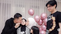 Ibu 3 anak ini masih menjalin hubungan baik dengan mantan suaminya. Mereka bertemu untuk tiup lilin di atas kue ulang tahun sang anak, Aleena.