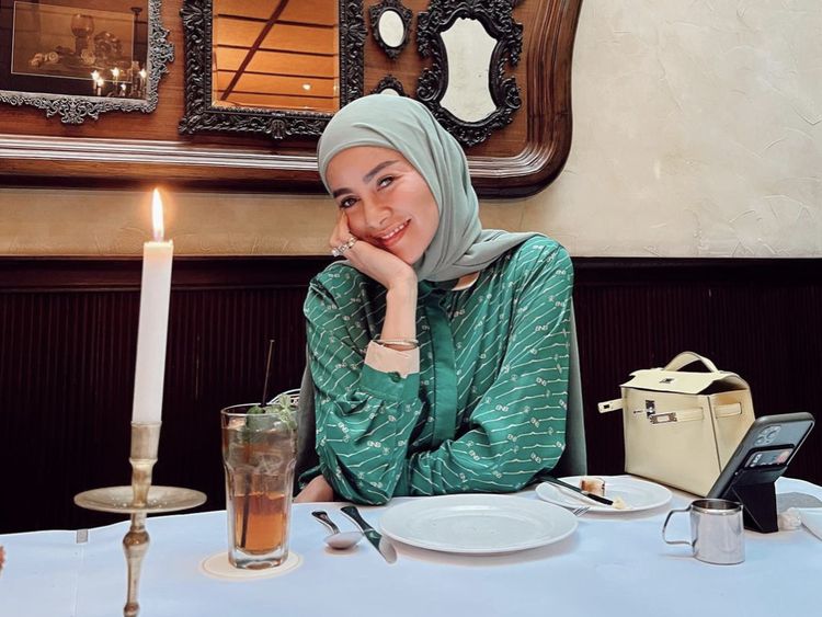 Foto-foto Berhijab dengan Belahan Rok hingga Paha Ala Olla Ramlan