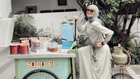 Siapa mau pentol?” tulis Olla Ramlan di keterangan fotonya. Wah, kira-kira Olla jualan pentol keliling di mana ya?