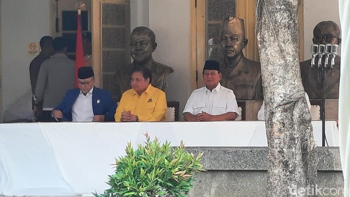 Ketum Gerindra Prabowo Subianto, Ketum Golkar Airlangga Hartarto, dan Ketum PAN Zulkifli Hasan di Museum Proklamasi, Minggu (13/8/2023). (Annisa/detikcom)
