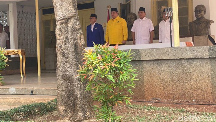 Ketum Gerindra Prabowo Subianto, Ketum Golkar Airlangga Hartarto, dan Ketum PAN Zulkifli Hasan di Museum Proklamasi, Minggu (13/8/2023). (Annisa/detikcom)
