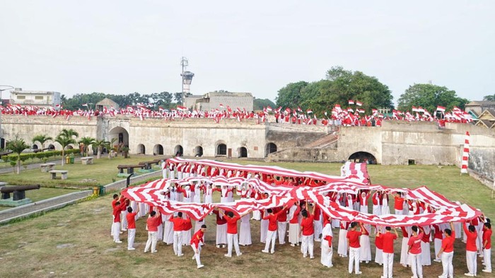 Kirab Bendera Merah Putih di Benteng Marlborough, Bengkulu.