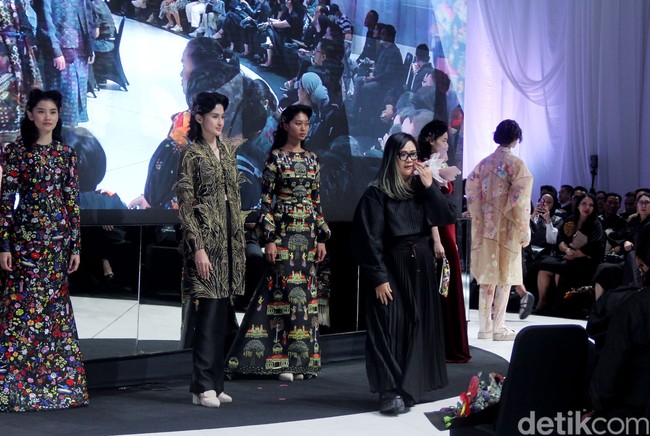 Fashion show koleksi busana terbaru Mel Ahyar digelar di City Hall, Pondok Indah Mall 3, Jakarta Selatan, Kamis [10/10/2023]. Mel Ahyar menghadirkan busana dengan tiga wastra nusantara yaitu batik gedog Tuban, tapis Lampung Mulang Tiuh dan tenun Sumatera Medan as The Melting Pot. Foto Mohammad Abduh/detikcom.  