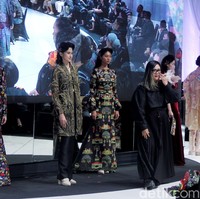 Fashion show koleksi busana terbaru Mel Ahyar digelar di City Hall, Pondok Indah Mall 3, Jakarta Selatan, Kamis [10/10/2023]. Mel Ahyar menghadirkan busana dengan tiga wastra nusantara yaitu batik gedog Tuban, tapis Lampung Mulang Tiuh dan tenun Sumatera Medan as The Melting Pot. Foto Mohammad Abduh/detikcom.  