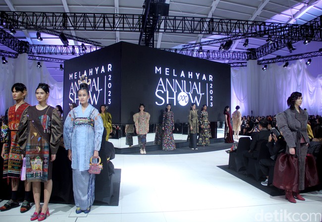 Fashion show koleksi busana terbaru Mel Ahyar digelar di City Hall, Pondok Indah Mall 3, Jakarta Selatan, Kamis [10/10/2023]. Mel Ahyar menghadirkan busana dengan tiga wastra nusantara yaitu batik gedog Tuban, tapis Lampung Mulang Tiuh dan tenun Sumatera Medan as The Melting Pot.  Foto Mohammad Abduh/detikcom.  