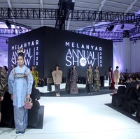 Fashion show koleksi busana terbaru Mel Ahyar digelar di City Hall, Pondok Indah Mall 3, Jakarta Selatan, Kamis [10/10/2023]. Mel Ahyar menghadirkan busana dengan tiga wastra nusantara yaitu batik gedog Tuban, tapis Lampung Mulang Tiuh dan tenun Sumatera Medan as The Melting Pot.  Foto Mohammad Abduh/detikcom.  