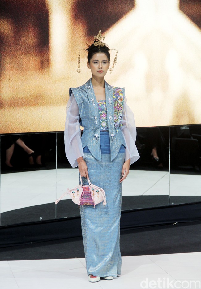 Fashion show koleksi busana terbaru Mel Ahyar digelar di City Hall, Pondok Indah Mall 3, Jakarta Selatan, Kamis [10/10/2023]. Mel Ahyar menghadirkan busana dengan tiga wastra nusantara yaitu batik gedog Tuban, tapis Lampung Mulang Tiuh dan tenun Sumatera Medan as The Melting Pot.  Foto Mohammad Abduh/detikcom.  