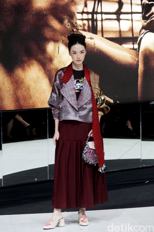 Fashion show koleksi busana terbaru Mel Ahyar digelar di City Hall, Pondok Indah Mall 3, Jakarta Selatan, Kamis [10/10/2023]. Mel Ahyar menghadirkan busana dengan tiga wastra nusantara yaitu batik gedog Tuban, tapis Lampung Mulang Tiuh dan tenun Sumatera Medan as The Melting Pot. Foto Mohammad Abduh/detikcom.  