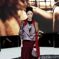 Fashion show koleksi busana terbaru Mel Ahyar digelar di City Hall, Pondok Indah Mall 3, Jakarta Selatan, Kamis [10/10/2023]. Mel Ahyar menghadirkan busana dengan tiga wastra nusantara yaitu batik gedog Tuban, tapis Lampung Mulang Tiuh dan tenun Sumatera Medan as The Melting Pot. Foto Mohammad Abduh/detikcom.  