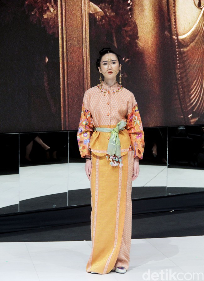 Fashion show koleksi busana terbaru Mel Ahyar digelar di City Hall, Pondok Indah Mall 3, Jakarta Selatan, Kamis [10/10/2023]. Mel Ahyar menghadirkan busana dengan tiga wastra nusantara yaitu batik gedog Tuban, tapis Lampung Mulang Tiuh dan tenun Sumatera Medan as The Melting Pot.  Foto Mohammad Abduh/detikcom.  