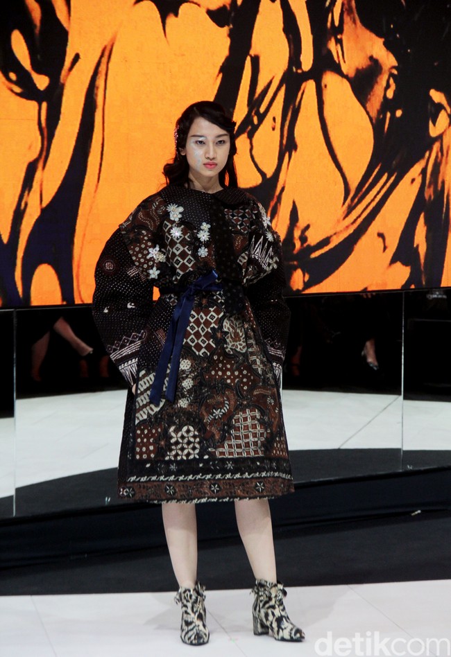 Fashion show koleksi busana terbaru Mel Ahyar digelar di City Hall, Pondok Indah Mall 3, Jakarta Selatan, Kamis [10/10/2023]. Mel Ahyar menghadirkan busana dengan tiga wastra nusantara yaitu batik gedog Tuban, tapis Lampung Mulang Tiuh dan tenun Sumatera Medan as The Melting Pot.  Foto Mohammad Abduh/detikcom.  