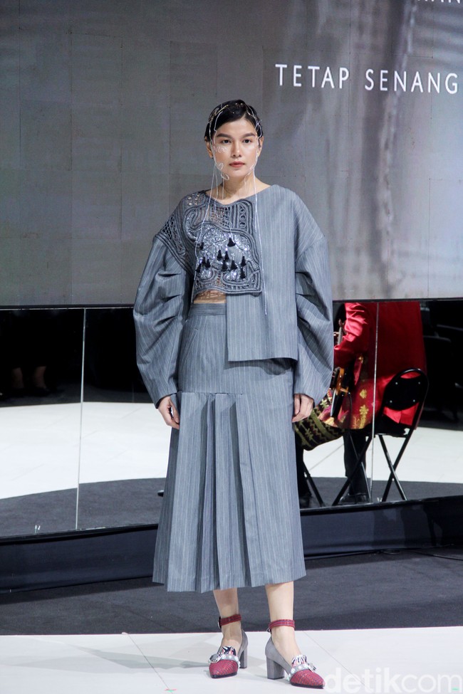 Fashion show koleksi busana terbaru Mel Ahyar digelar di City Hall, Pondok Indah Mall 3, Jakarta Selatan, Kamis [10/10/2023]. Mel Ahyar menghadirkan busana dengan tiga wastra nusantara yaitu batik gedog Tuban, tapis Lampung Mulang Tiuh dan tenun Sumatera Medan as The Melting Pot.  Foto Mohammad Abduh/detikcom.  