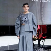 Fashion show koleksi busana terbaru Mel Ahyar digelar di City Hall, Pondok Indah Mall 3, Jakarta Selatan, Kamis [10/10/2023]. Mel Ahyar menghadirkan busana dengan tiga wastra nusantara yaitu batik gedog Tuban, tapis Lampung Mulang Tiuh dan tenun Sumatera Medan as The Melting Pot.  Foto Mohammad Abduh/detikcom.  