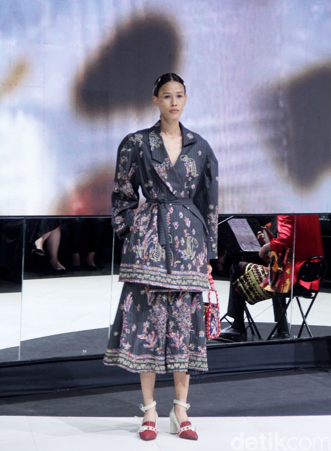 Fashion show koleksi busana terbaru Mel Ahyar digelar di City Hall, Pondok Indah Mall 3, Jakarta Selatan, Kamis [10/10/2023]. Mel Ahyar menghadirkan busana dengan tiga wastra nusantara yaitu batik gedog Tuban, tapis Lampung Mulang Tiuh dan tenun Sumatera Medan as The Melting Pot.  Foto Mohammad Abduh/detikcom.  