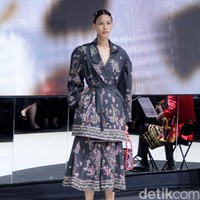 Fashion show koleksi busana terbaru Mel Ahyar digelar di City Hall, Pondok Indah Mall 3, Jakarta Selatan, Kamis [10/10/2023]. Mel Ahyar menghadirkan busana dengan tiga wastra nusantara yaitu batik gedog Tuban, tapis Lampung Mulang Tiuh dan tenun Sumatera Medan as The Melting Pot.  Foto Mohammad Abduh/detikcom.  