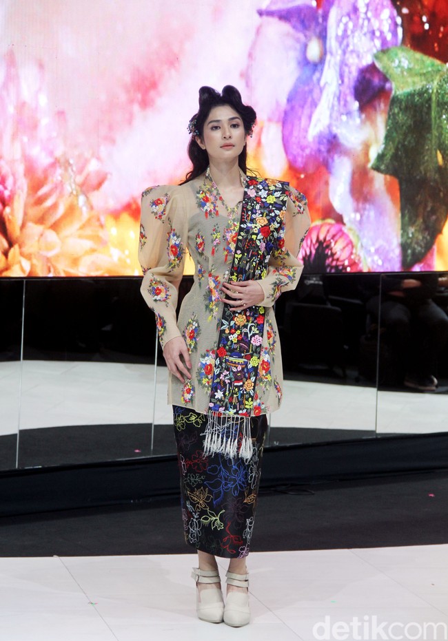 Fashion show koleksi busana terbaru Mel Ahyar digelar di City Hall, Pondok Indah Mall 3, Jakarta Selatan, Kamis [10/10/2023]. Mel Ahyar menghadirkan busana dengan tiga wastra nusantara yaitu batik gedog Tuban, tapis Lampung Mulang Tiuh dan tenun Sumatera Medan as The Melting Pot. Foto Mohammad Abduh/detikcom.