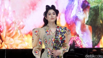 10 Koleksi Kultulibrasi Mel Ahyar, Hadirkan Keindahan Batik Hingga Kain Tapis