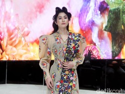 10 Koleksi Kultulibrasi Mel Ahyar, Hadirkan Keindahan Batik Hingga Kain Tapis