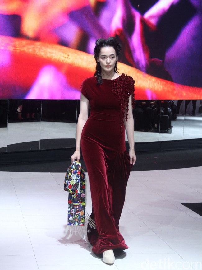 Fashion show koleksi busana terbaru Mel Ahyar digelar di City Hall, Pondok Indah Mall 3, Jakarta Selatan, Kamis [10/10/2023]. Mel Ahyar menghadirkan busana dengan tiga wastra nusantara yaitu batik gedog Tuban, tapis Lampung Mulang Tiuh dan tenun Sumatera Medan as The Melting Pot. Foto Mohammad Abduh/detikcom.  