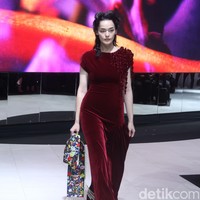 Fashion show koleksi busana terbaru Mel Ahyar digelar di City Hall, Pondok Indah Mall 3, Jakarta Selatan, Kamis [10/10/2023]. Mel Ahyar menghadirkan busana dengan tiga wastra nusantara yaitu batik gedog Tuban, tapis Lampung Mulang Tiuh dan tenun Sumatera Medan as The Melting Pot. Foto Mohammad Abduh/detikcom.  