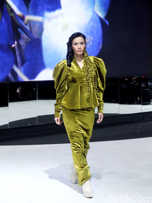 Fashion show koleksi busana terbaru Mel Ahyar digelar di City Hall, Pondok Indah Mall 3, Jakarta Selatan, Kamis [10/10/2023]. Mel Ahyar menghadirkan busana dengan tiga wastra nusantara yaitu batik gedog Tuban, tapis Lampung Mulang Tiuh dan tenun Sumatera Medan as The Melting Pot.  Foto Mohammad Abduh/detikcom.  