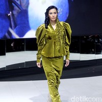 Fashion show koleksi busana terbaru Mel Ahyar digelar di City Hall, Pondok Indah Mall 3, Jakarta Selatan, Kamis [10/10/2023]. Mel Ahyar menghadirkan busana dengan tiga wastra nusantara yaitu batik gedog Tuban, tapis Lampung Mulang Tiuh dan tenun Sumatera Medan as The Melting Pot.  Foto Mohammad Abduh/detikcom.  