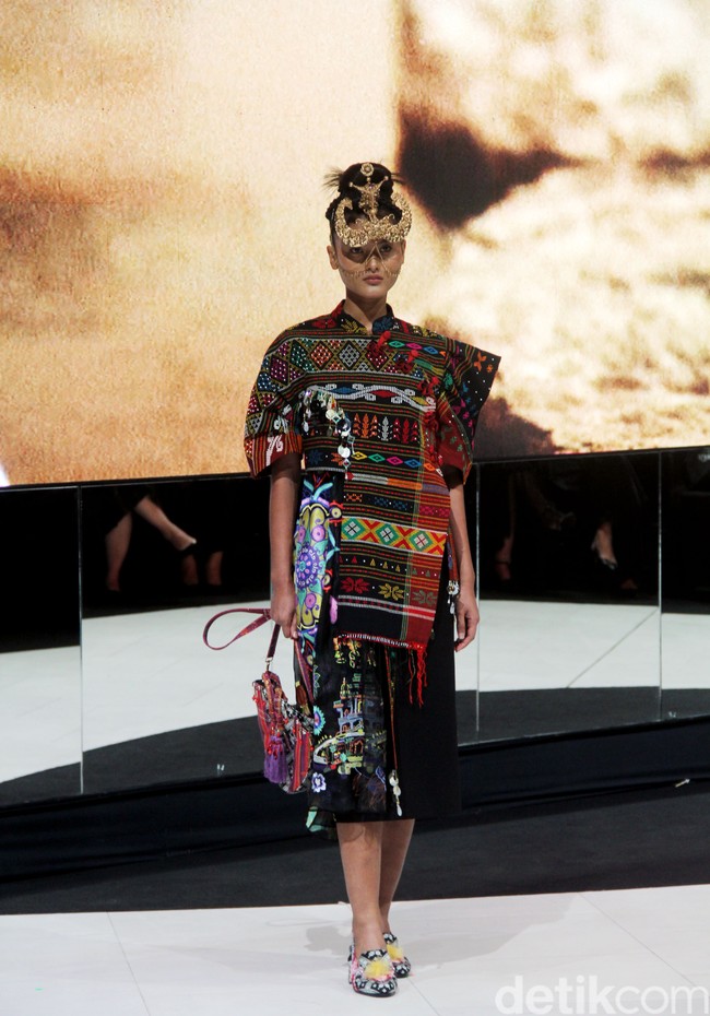 Fashion show koleksi busana terbaru Mel Ahyar digelar di City Hall, Pondok Indah Mall 3, Jakarta Selatan, Kamis [10/10/2023]. Mel Ahyar menghadirkan busana dengan tiga wastra nusantara yaitu batik gedog Tuban, tapis Lampung Mulang Tiuh dan tenun Sumatera Medan as The Melting Pot.  Foto Mohammad Abduh/detikcom.  