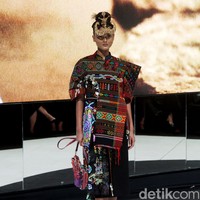 Fashion show koleksi busana terbaru Mel Ahyar digelar di City Hall, Pondok Indah Mall 3, Jakarta Selatan, Kamis [10/10/2023]. Mel Ahyar menghadirkan busana dengan tiga wastra nusantara yaitu batik gedog Tuban, tapis Lampung Mulang Tiuh dan tenun Sumatera Medan as The Melting Pot.  Foto Mohammad Abduh/detikcom.  