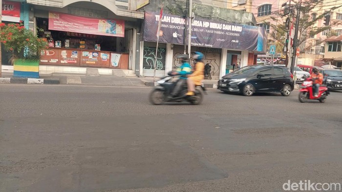 Kondisi jalan di Jalan Dewi Sartika yang kembali mulus