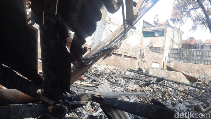 Kondisi terkini lokasi kebakaran Gandaria yang hanguskan motor. Foto: Annisa