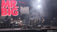 Halo, Jakarta! Kami kembali. Mr Big kembali ke Indonesia, kata Eric Martin menyapa penonton The 90s Festival 2023 di Gambir Expo, Kemayoran, Jakarta Pusat pada Sabtu (12/8/2023).