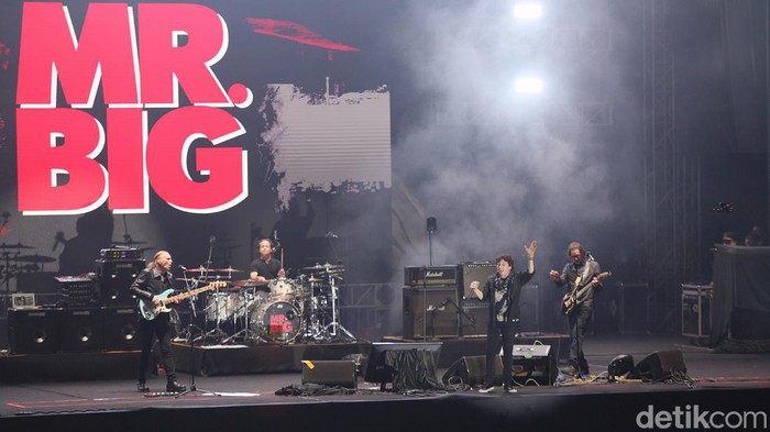 Konser Mr. Big di The 90βs Festival Hibur Para Fans Indonesia Akhirnya band legendaris era '80-an Mr. Big Penampilan itu menjadi aksi yang paling ditunggu-tunggu para para pengunjung sejak awal.