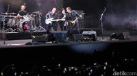 Mr. Big turut membawakan tembang To Be With You. Penonton pun diajaknya untuk kembali bernyanyi bersama.
