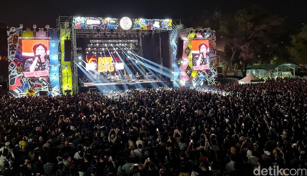Akhirnya band legendaris era '80-an Mr. Big Penampilan itu menjadi aksi yang paling ditunggu-tunggu para para pengunjung sejak awal.