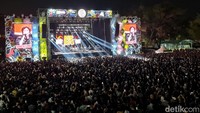 Rangkaian itu menjadi konser terakhir Mr. Big sebelum memutuskan untuk bubar. Mr Big dalam aksi panggung itu membawa Nick DVirgilio, mantan drummer Big Big Train dan Genesis untuk mengganti posisi mendiang Pat Torpey.