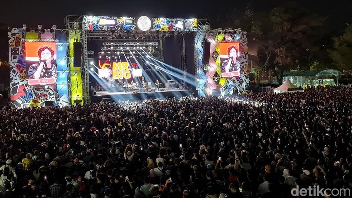 Konser Mr. Big di The 90βs Festival Hibur Para Fans Indonesia Akhirnya band legendaris era '80-an Mr. Big Penampilan itu menjadi aksi yang paling ditunggu-tunggu para para pengunjung sejak awal.