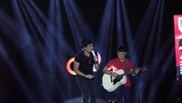 Saat bernyanyi, Anji tampak terbawa suasana dengan lirik lagu yang dibawakannya. Foto: dok Istimewa