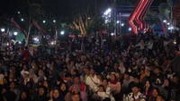 Masyarakat yang hadir turut menikmati dan bernyanyi bersama dengan Anji. Foto: dok Istimewa