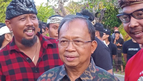 Ketua DPD PDI Perjuangan Bali Wayan Koster saat menyerahkan hadiah untuk pemenang Festival Layang Layang di monumen Bajra Sandhi, Denpasar, Minggu (13/8/2023).