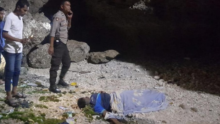 Kristian Natan Dulli saat ditemukan tewas tengkurap di tepi Pantai Kelapa Lima, Kota Kupang, NTT, Jumat malam (11/08/2023). (Foto: Dokumen Polsek Kelapa Lima)