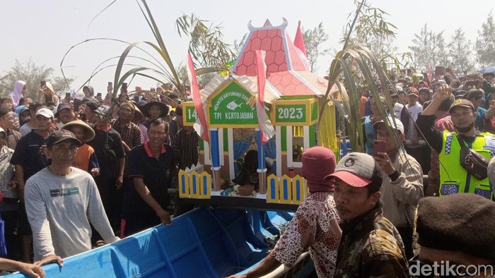 Larung kambing kendit di Pantai Genjik urworejo, Minggu (13/8/2023).