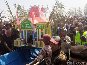 Sedekah Laut, Nelayan Larung Kambing Kendit di Pantai Genjik Purworejo
