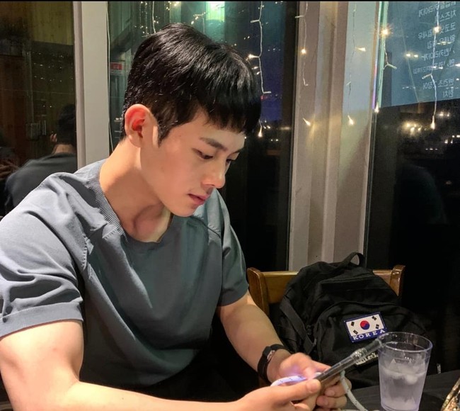 Aktor 25 tahun ini sebelumnya bertubuh ramping dan atletis. Pada salah satu foto yang diunggah di Instagram, dia bahkan menunjukkan tubuh yang berotot. Foto: Instagram/@jungha.km