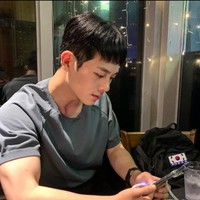 Aktor 25 tahun ini sebelumnya bertubuh ramping dan atletis. Pada salah satu foto yang diunggah di Instagram, dia bahkan menunjukkan tubuh yang berotot. Foto: Instagram/@jungha.km